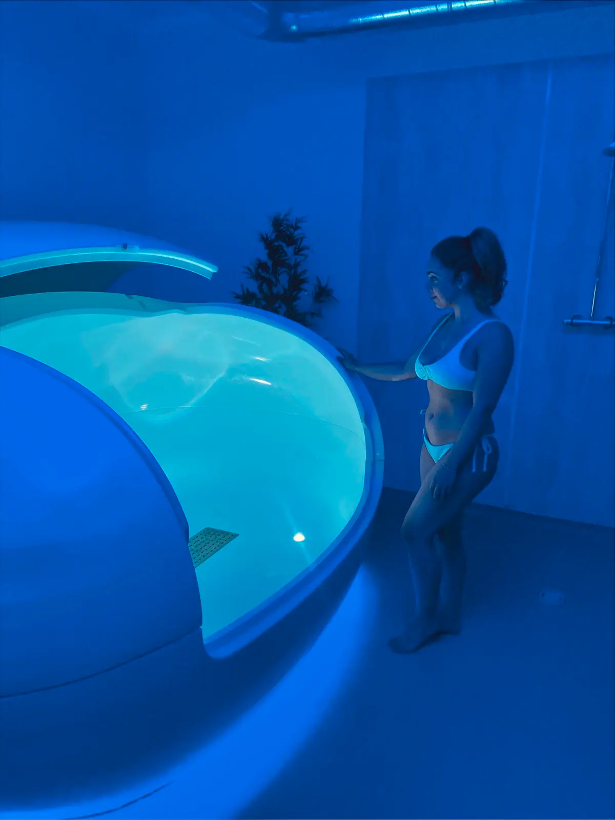 A Float One client discovering the illuminated Orbit float pod