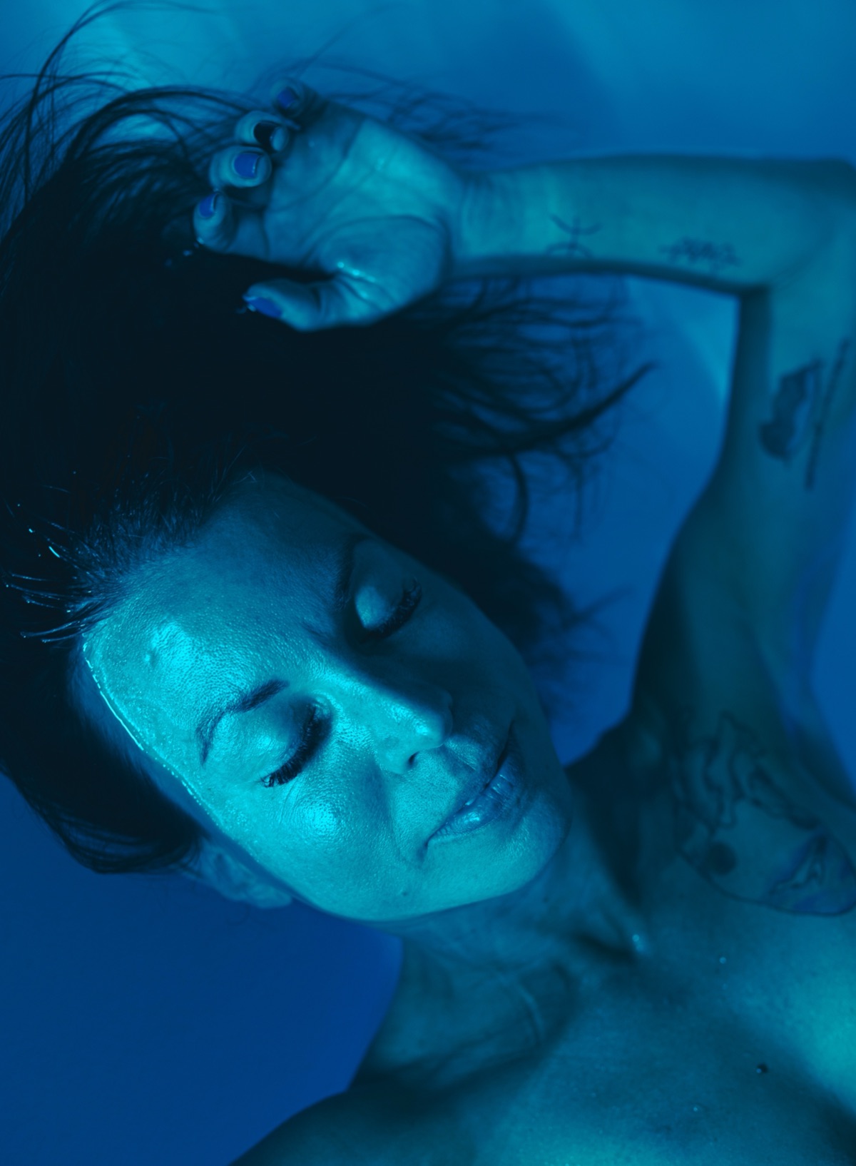 FLOAT ONE guest resting under calm blue light during a float